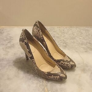 Calvin Klein Whinnie Leather Snakeskin Round Toe Pumps Heels Office Work 7.5